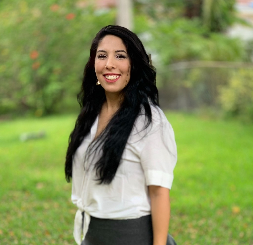 Vale Andrade- Autora